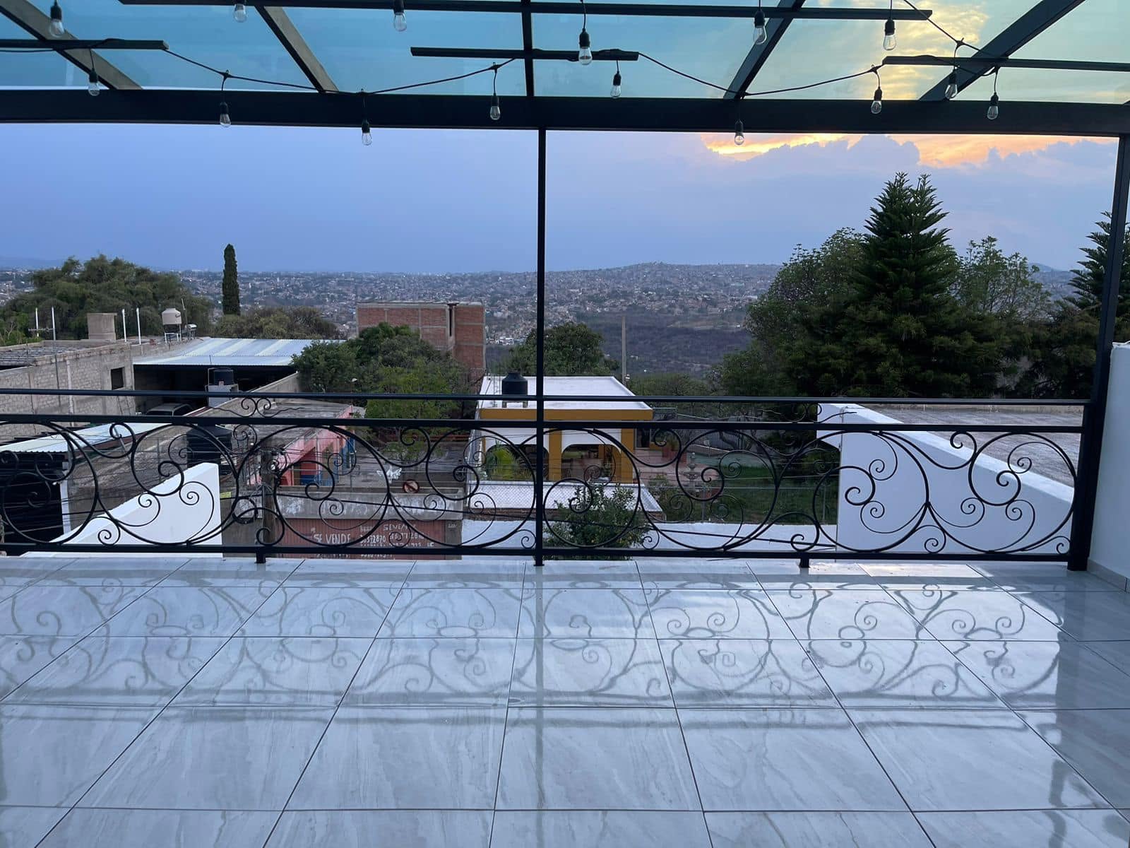 Terraza en planta alta con asador y vista panorámica a la Barranca de Huentitán